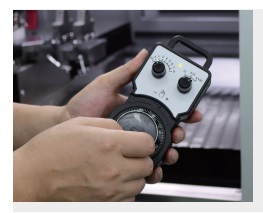 Tay phát xung điều khiển máy mài dao cụ CNC 5 trục QD 580