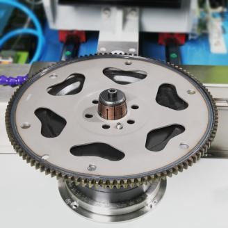 Máy cân bằng động kiểu đứng tự động trang bị máy khoan