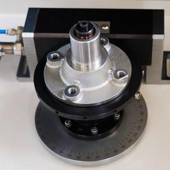 Máy cân bằng động kiểu đứng tự động trang bị máy khoan