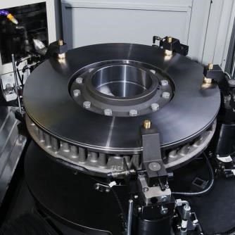 Máy cân bằng động kiểu đứng tự động trang bị máy phay