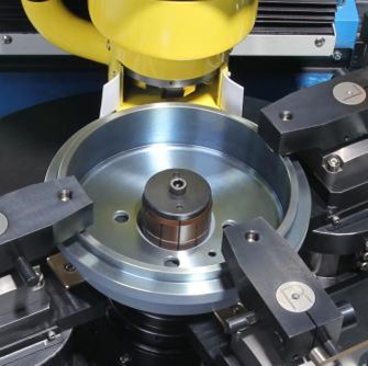 Máy cân bằng động kiểu đứng tự động trang bị máy phay