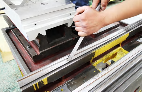 Cạo rà bề mặt ray dẫn hướng