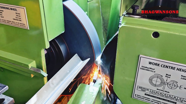 Hệ thống phễu rung cấp ph&ocirc;i tự động đẩy chốt th&eacute;p v&agrave;o buồng m&agrave;i chạy suốt li&ecirc;n tục